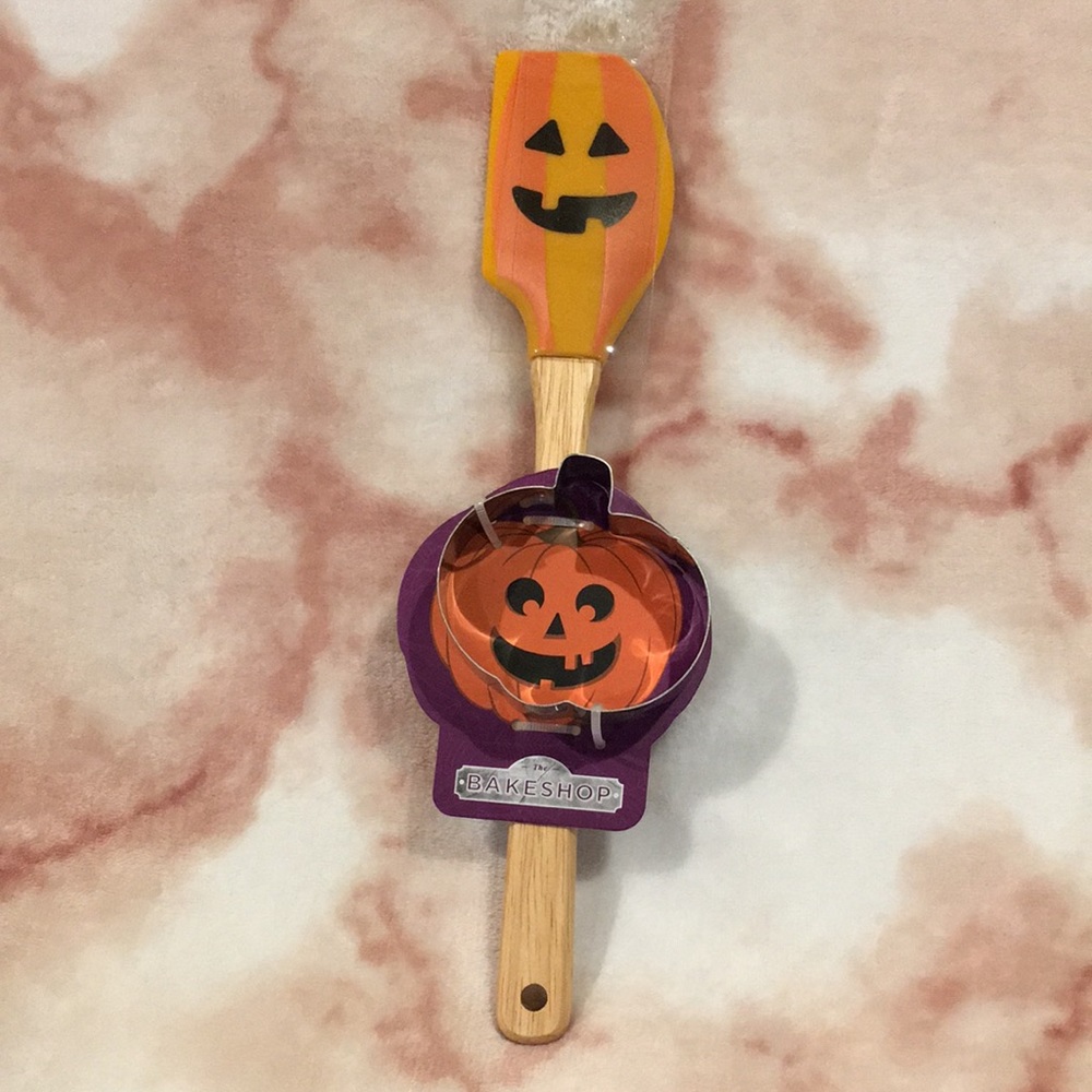 The Bake Shop Pumpkin Jack O Lantern Holiday Spatula & Cookie Cutter Set NWT